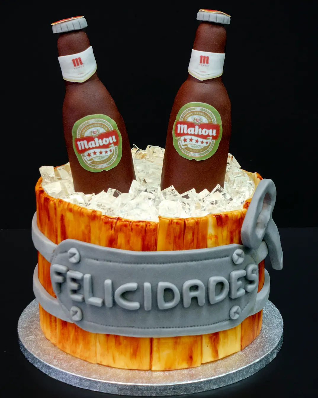 Tarta con diseño de jarra de cerveza Mahou
